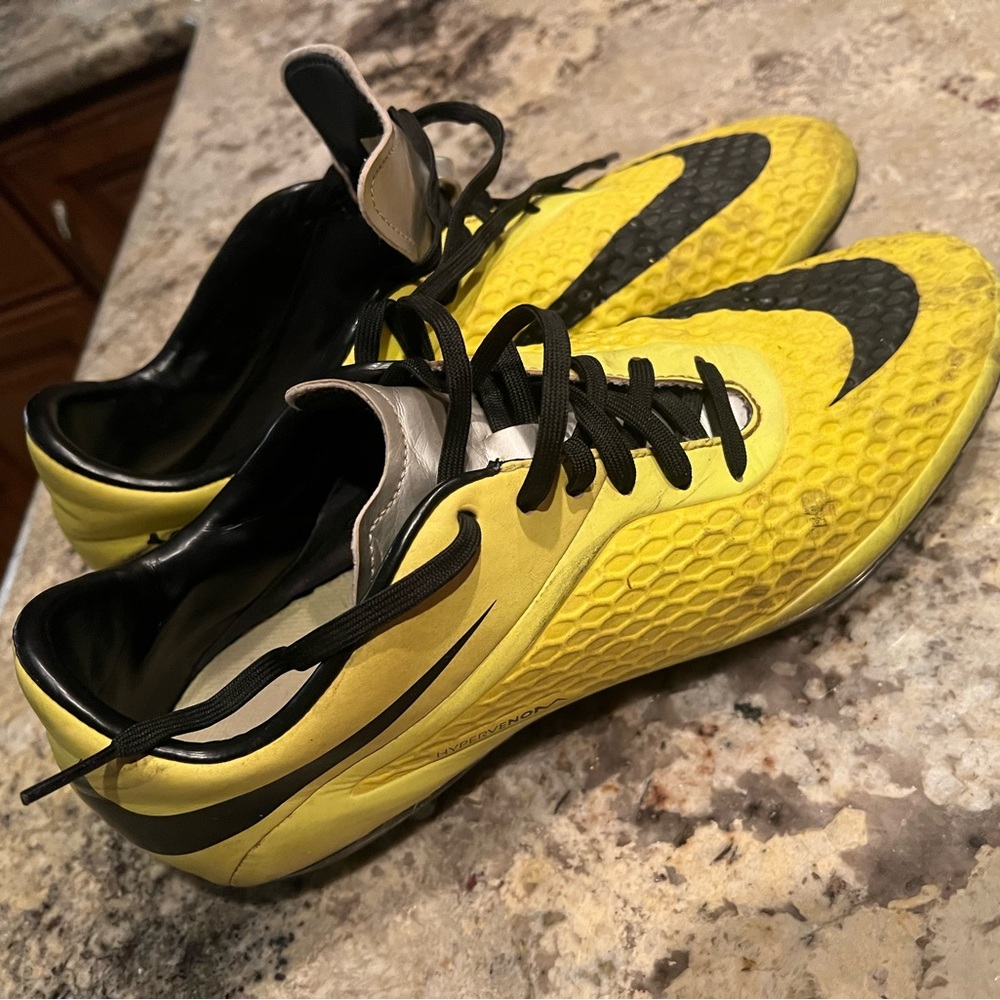 Nike Unisex soccer cleats